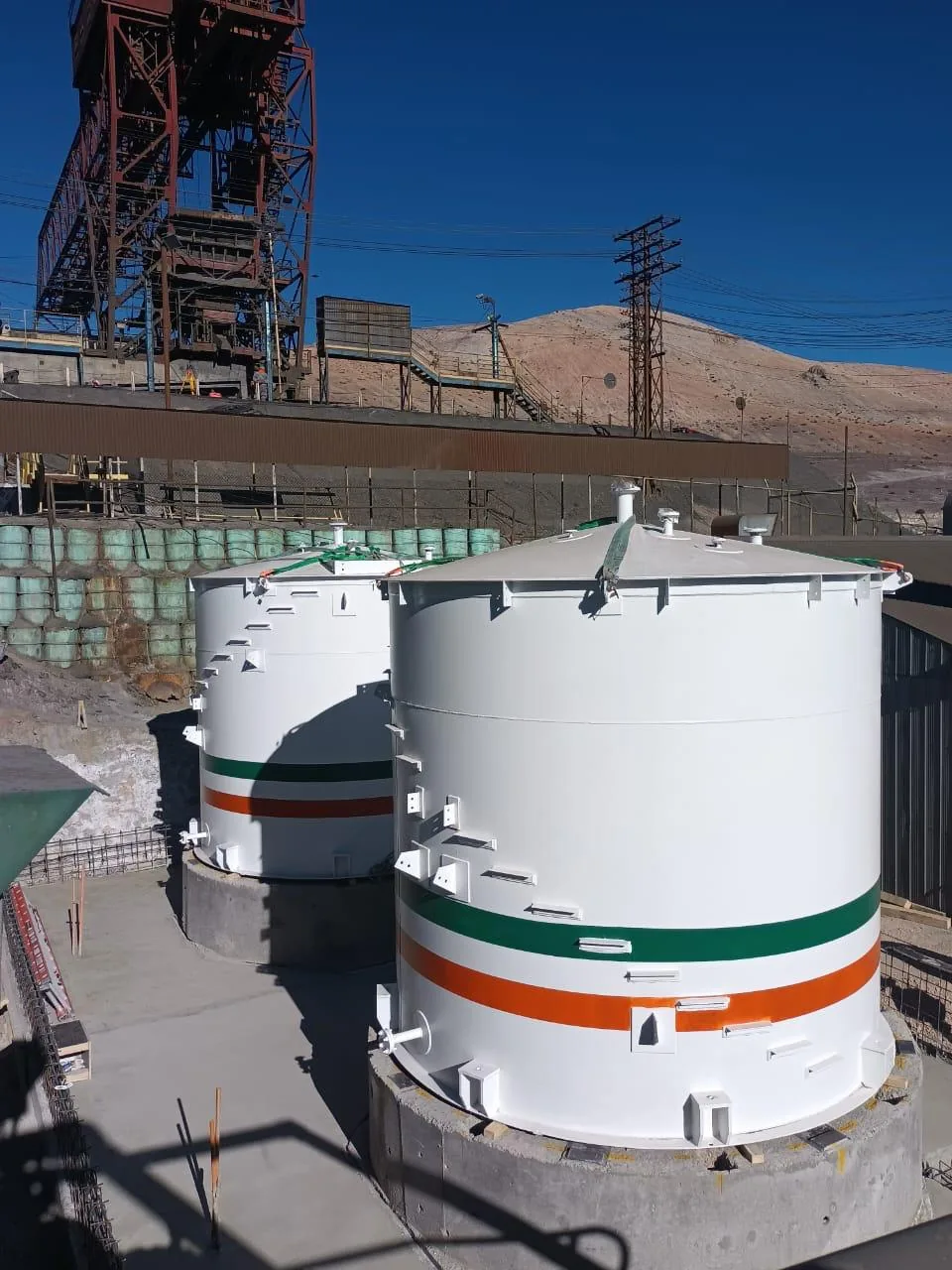 Estanques de acero certificados fabricados por MCF Atacama, instalados en faena